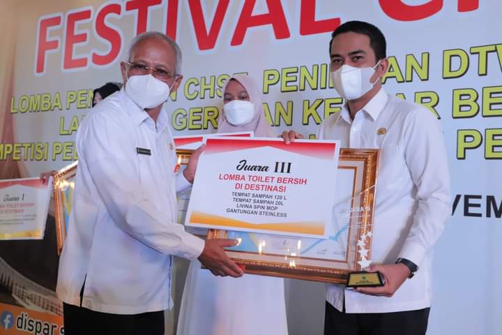 Penghargaan juara III diterima Wakil Walikota Solok Ramadhani Kirana Putra diserahkan Staf Ahli Gubernur Sumatera Barat, Muhammad Yani 
